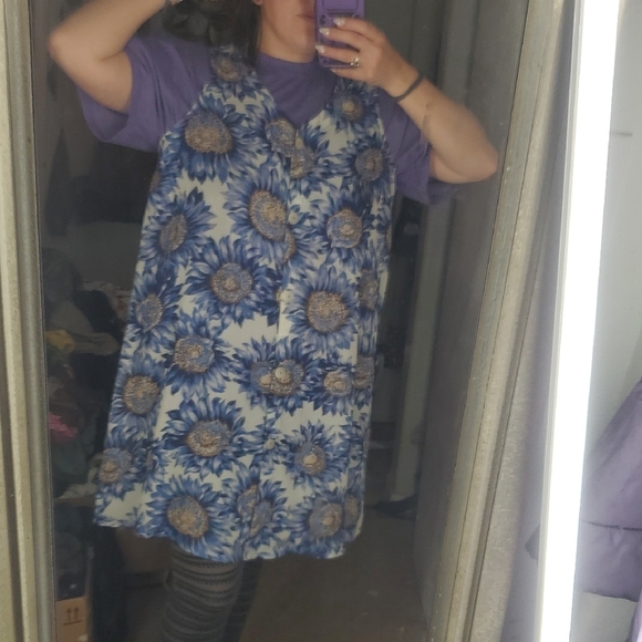 Floral Sleeveless Button-Up Blouse - Picture 8 of 8